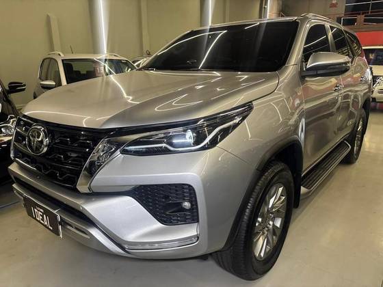 TOYOTA HILUX SW4 2.8 D-4D TURBO DIESEL SRX 4X4 AUTOMÁTICO